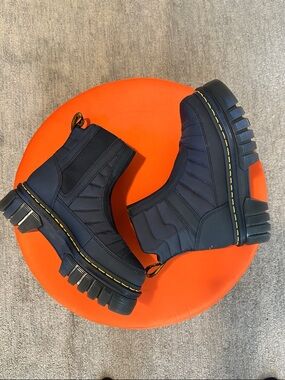 near new doc DR. MARTENS black quilted platform Aldrich Chelsea boots US 8